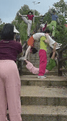 三个大妈一台戏，五个以上的大妈在一起又会是怎么样呢？公园里耍杂技[笑着哭]在这