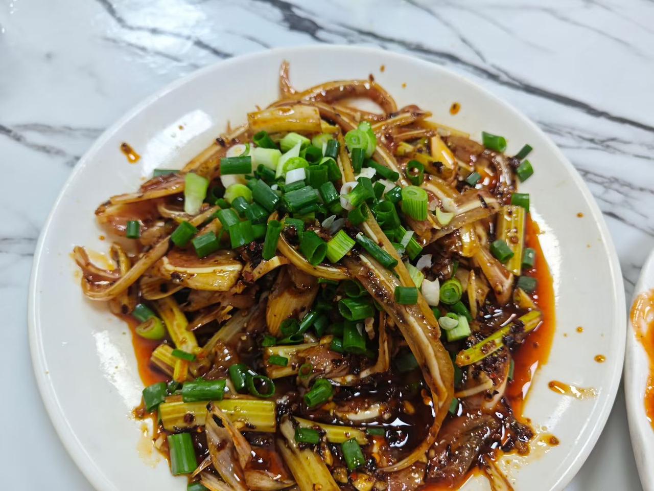 一同事给她男朋友一年花了十来万，最近她男朋友还琢磨着换辆车让她贷款首付，她谁劝都