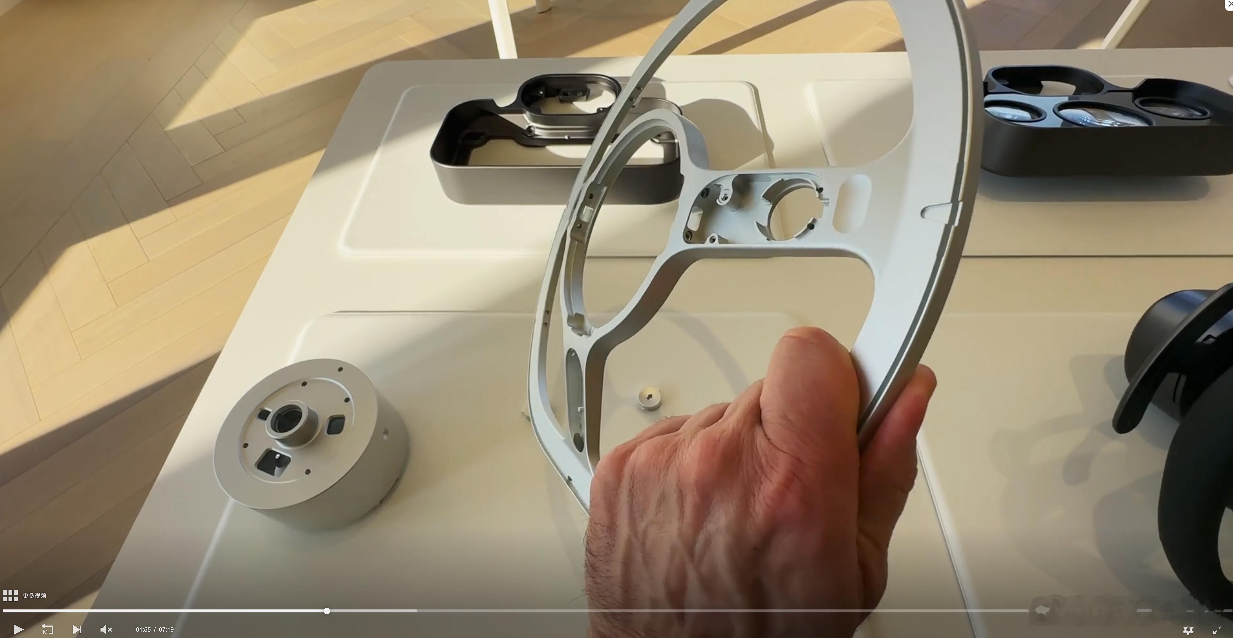 法拉利Luce充分体现了不用大屏，汽车还有太多体现设计风格的办法。方向盘由19