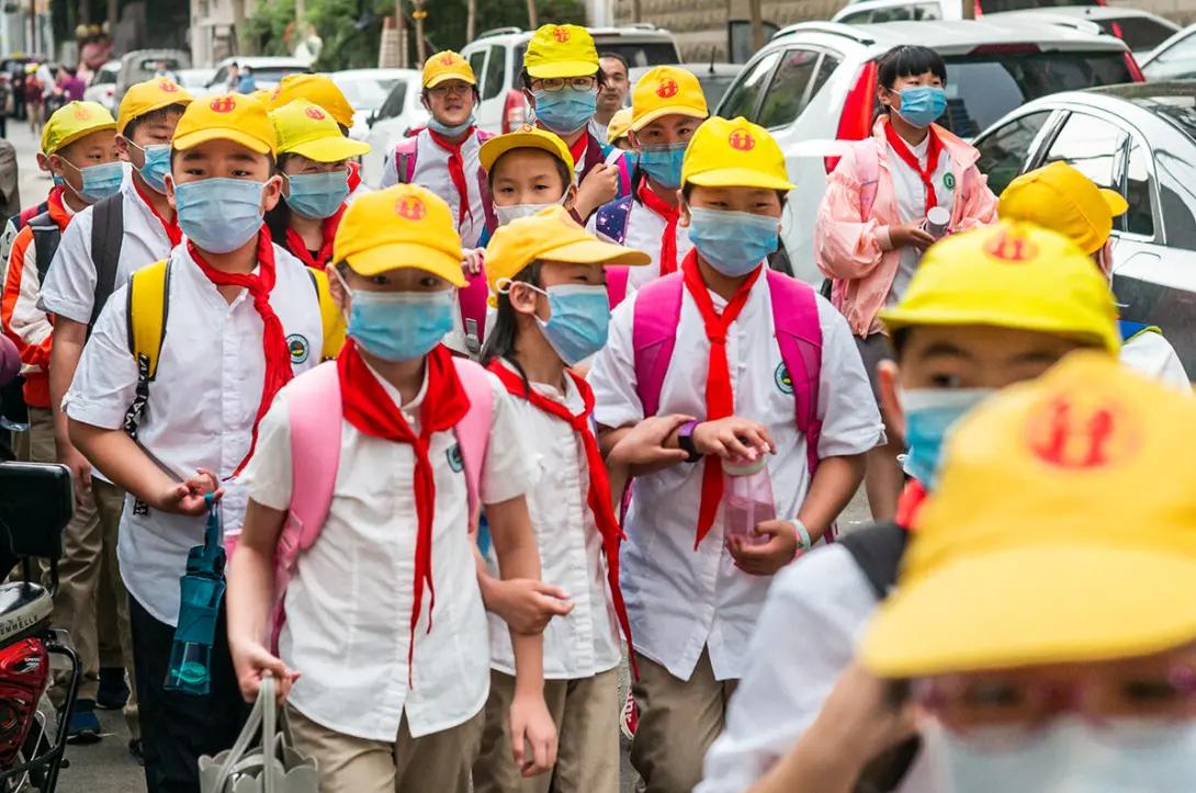 我将围绕中小学春秋假推行的核心矛盾，从家长假期不匹配的现实痛点切入，剖析政策初衷