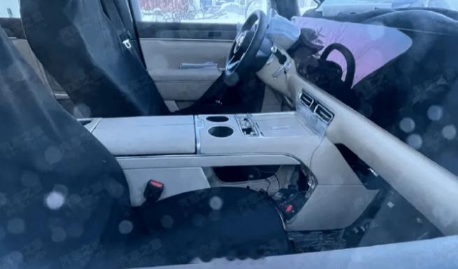 最近智界V9的谍照曝光了，可以看到有着最新三联屏设计，而且二排座椅支持180