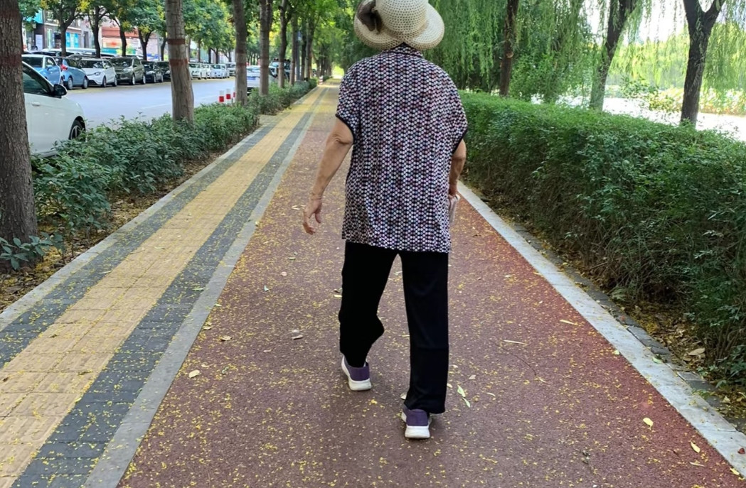 我妈的情商真的很高我妈今年已经72岁了，一个月退休工资5500块钱，她每个月都