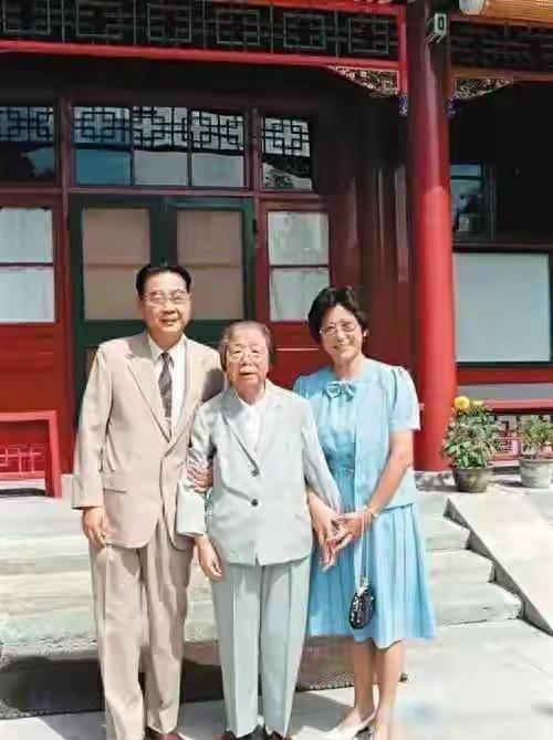 这张老照片，但凡你认识两位，说明你已经老了，最少也60岁以上了吧