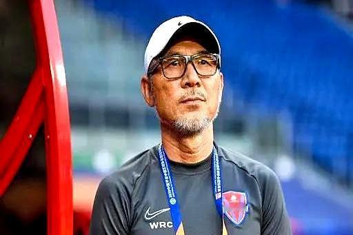 近日，以代理主教练身份率队冲超成功的韩国教练张外龙。这老头儿俩月前过来，