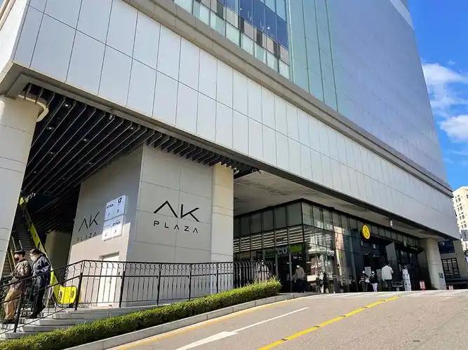 韩国首尔爆发激烈冲突！一名法国女子当众叫嚣“全世界都讨厌中国人”，旁边一名中国女
