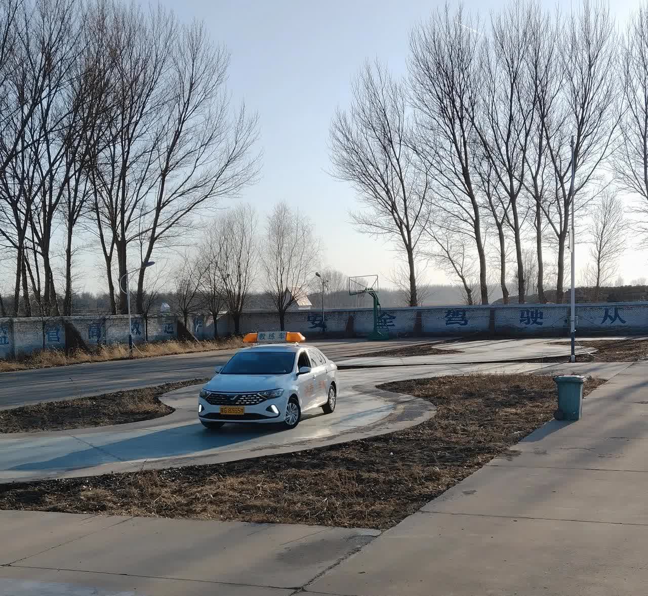 历经千辛万苦，驾证终于拿到手了。科目二考了三次，每次考试费170。科目三考了