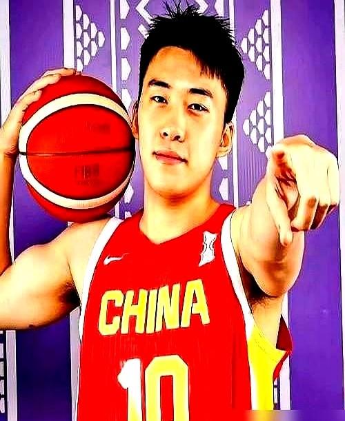 哪怕输球，也坚决把杨瀚森、廖三宁这批新兵蛋子死死摁在场上。郭士强在场边盯着计