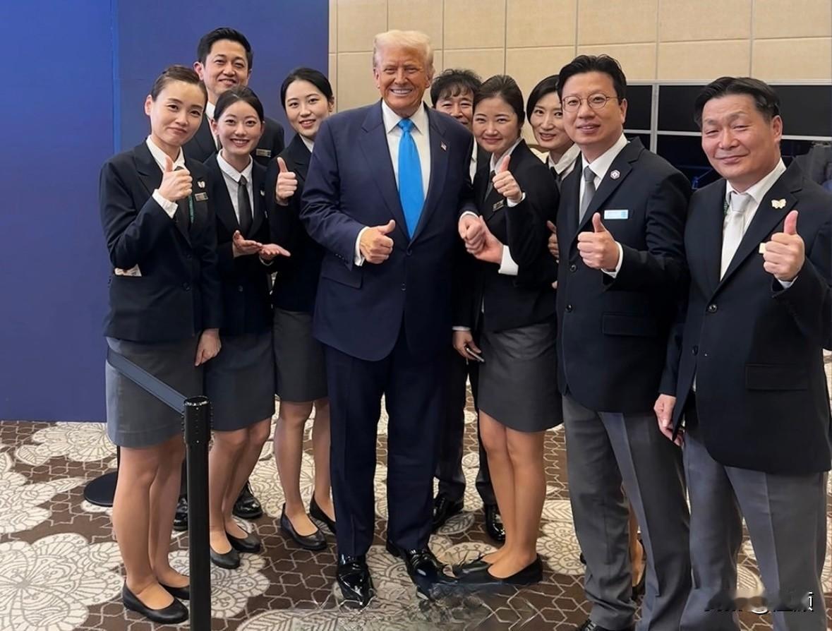 没吃饱,特朗普回到宾馆就加餐。特朗普在韩期间下榻的庆州希尔顿酒店员工30日透露,