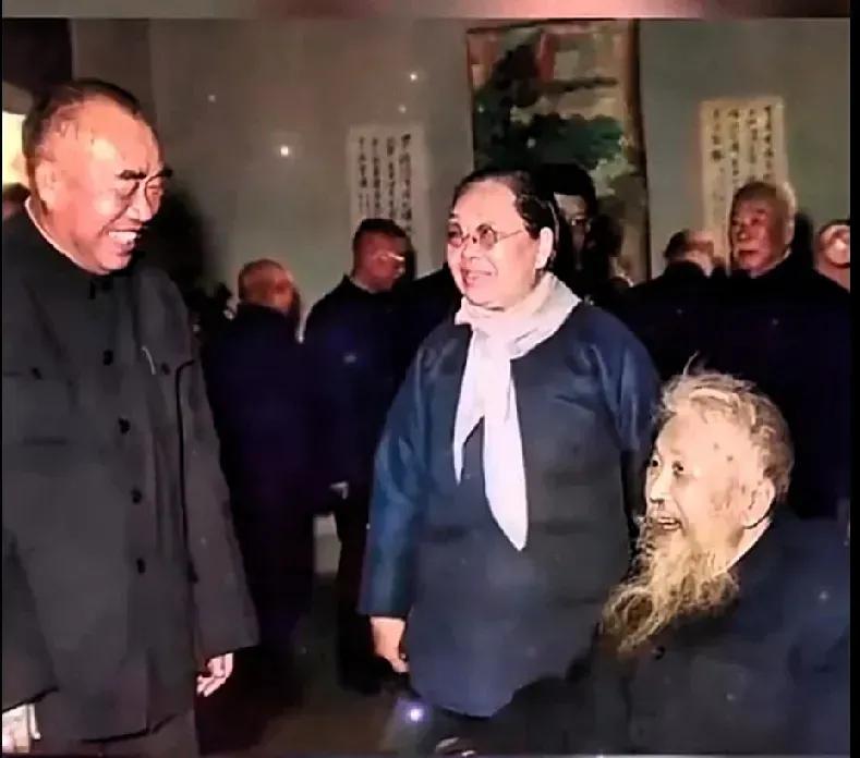 朱老总跟老师李根源先生的合影。李根源先生早年主持过云南讲武堂，