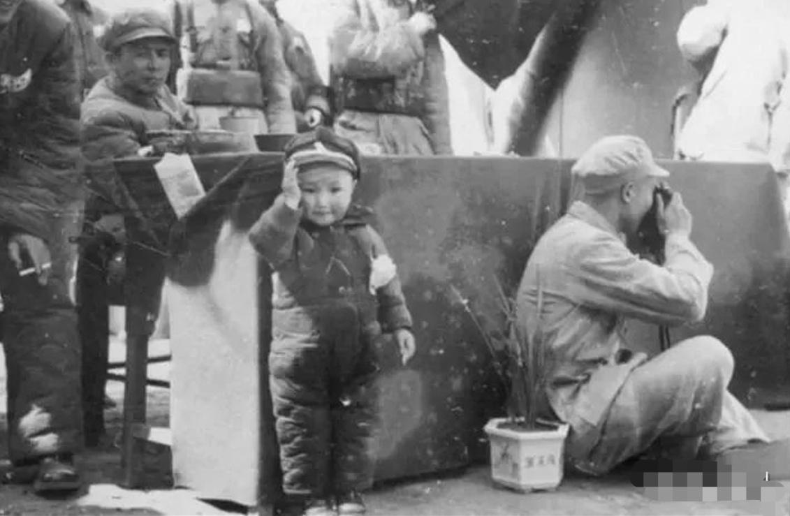 进藏动员大会，敬礼的小女孩，当年刚满三岁，她名字叫难难，还那么小，那