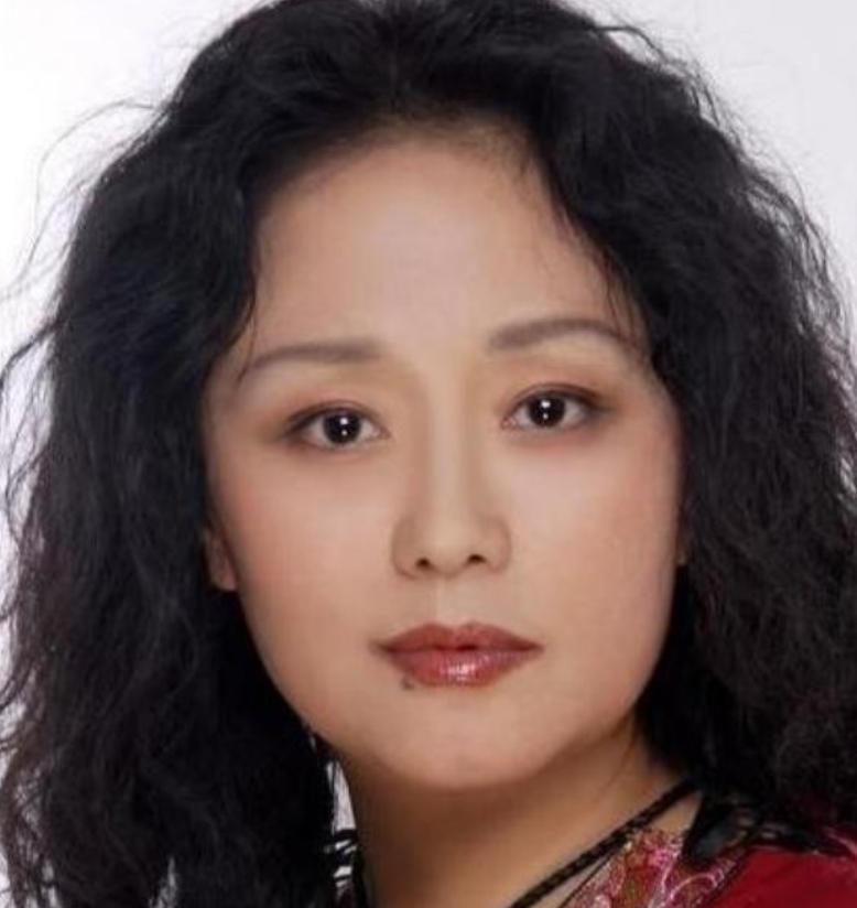 1979年，饰演潘金莲的廖学秋因为拍戏，和老公分别了六个月，她归心似箭，往家赶，