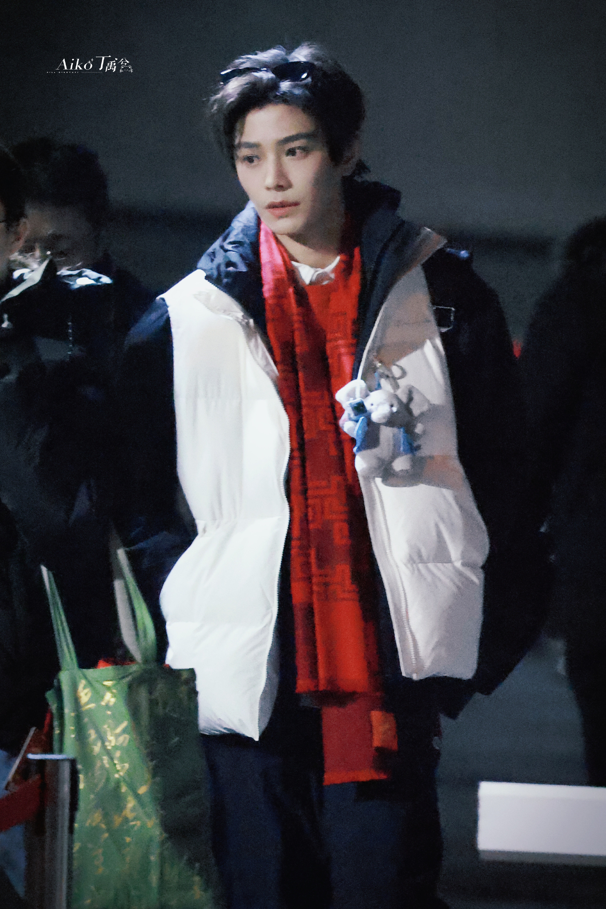 丁禹兮春晚联排下班，真的带了粉丝许愿给总台文创的红围巾哎！！行走的带货王是这样