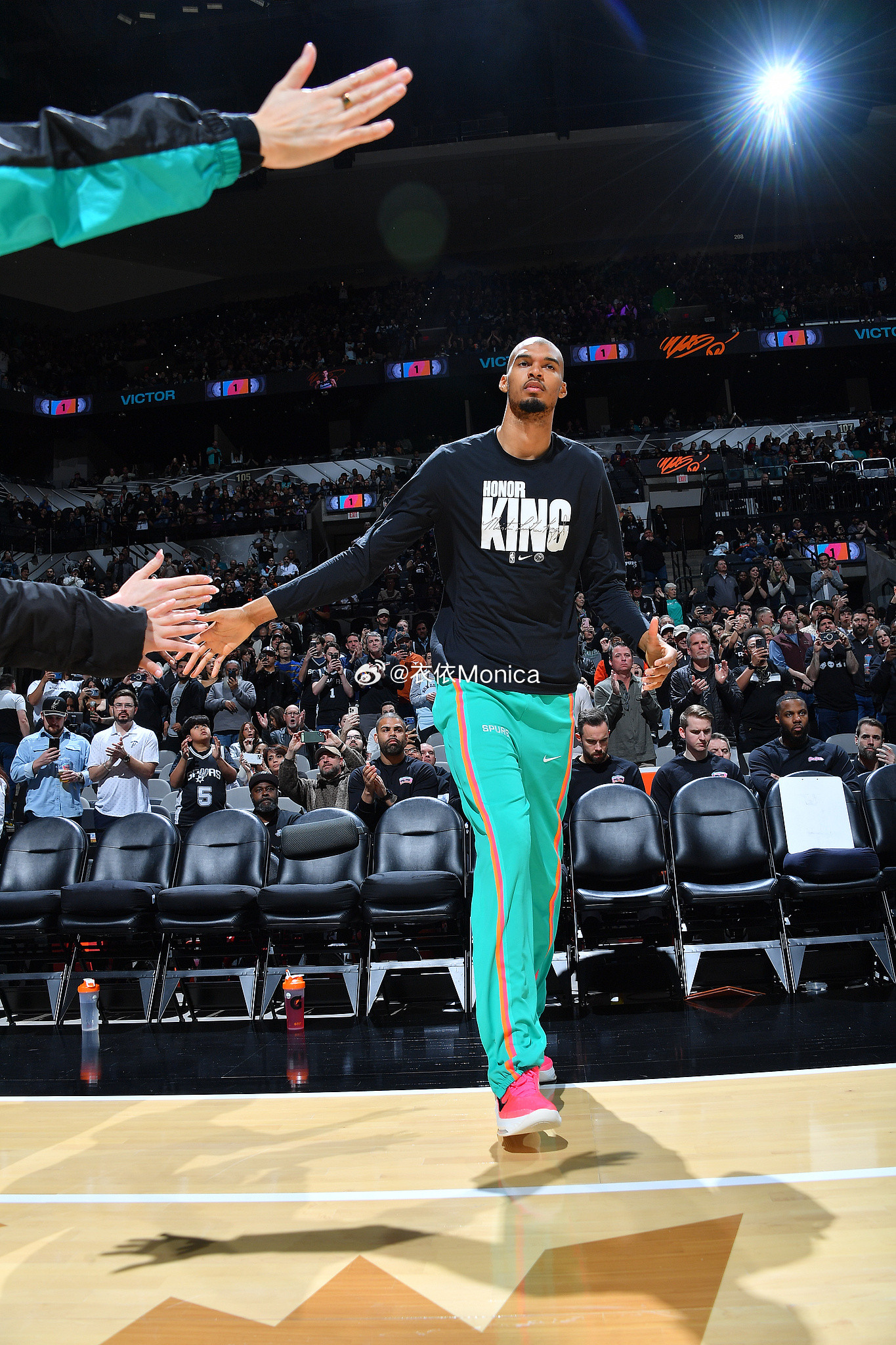 文班你这个脑袋剃得也太光了……