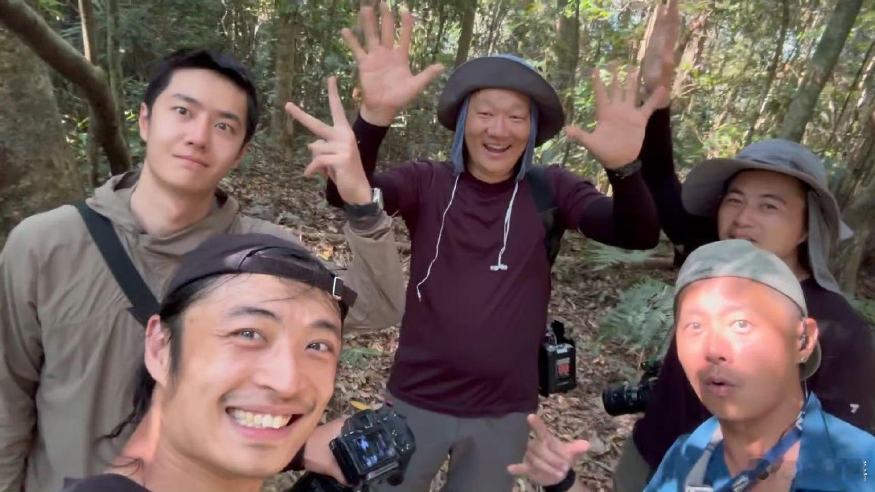 王一博照片是保密协议到期了吗近日，-王一博的一组野外素颜照🎥曝光，一博