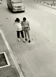 任何时候我们都要相信，这个世界上好人很多的[赞]