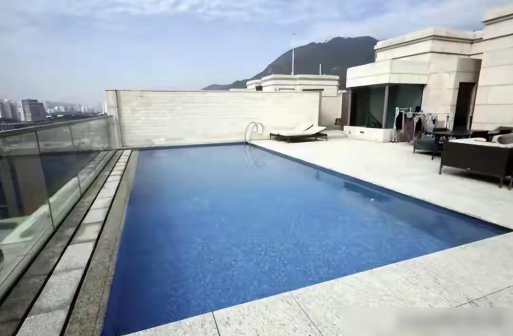 郭嘉文把九龙塘的天池屋卖了。成交价7840万。2017年她花1.068亿拿下