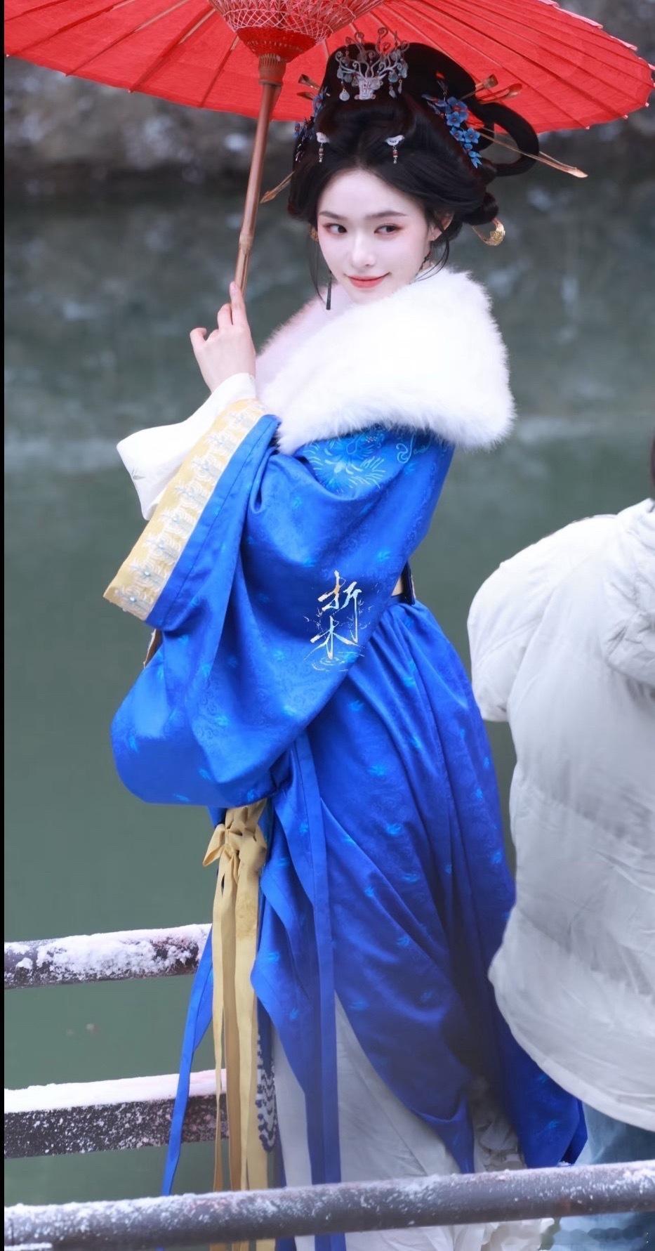 林允《归鸾》的妆造是在拍古偶里最漂亮最有特色的。