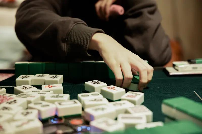 被妈妈逼着去相亲，见面之后，姑娘问我会不会打麻将。我回答：“不会。”姑娘立刻拿起