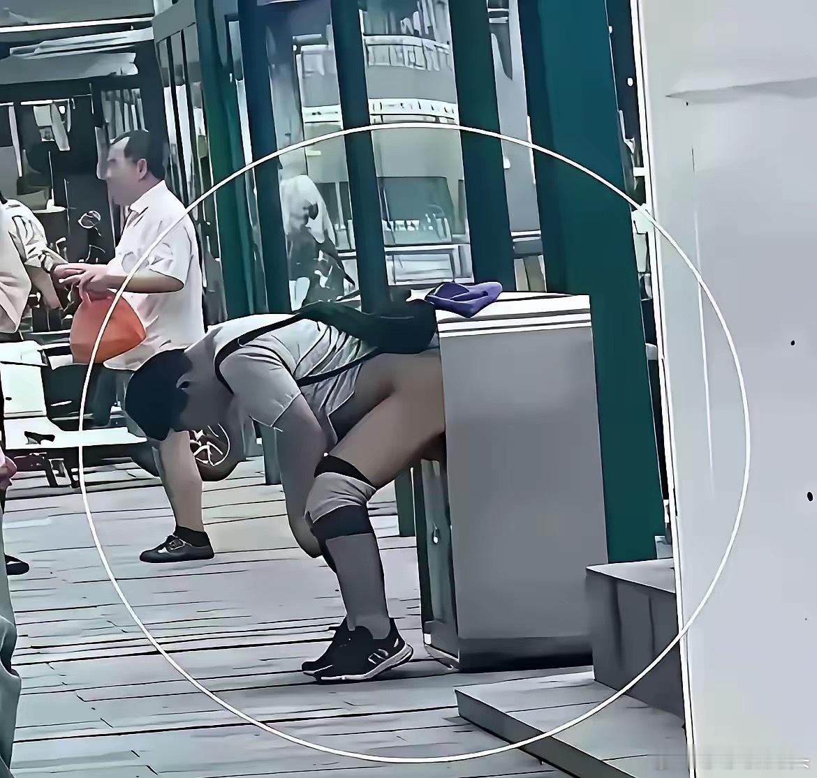 男子急中生智，有条不紊​一男的去外地旅游，不熟路，突然急着解大便，都快拉裤子了。