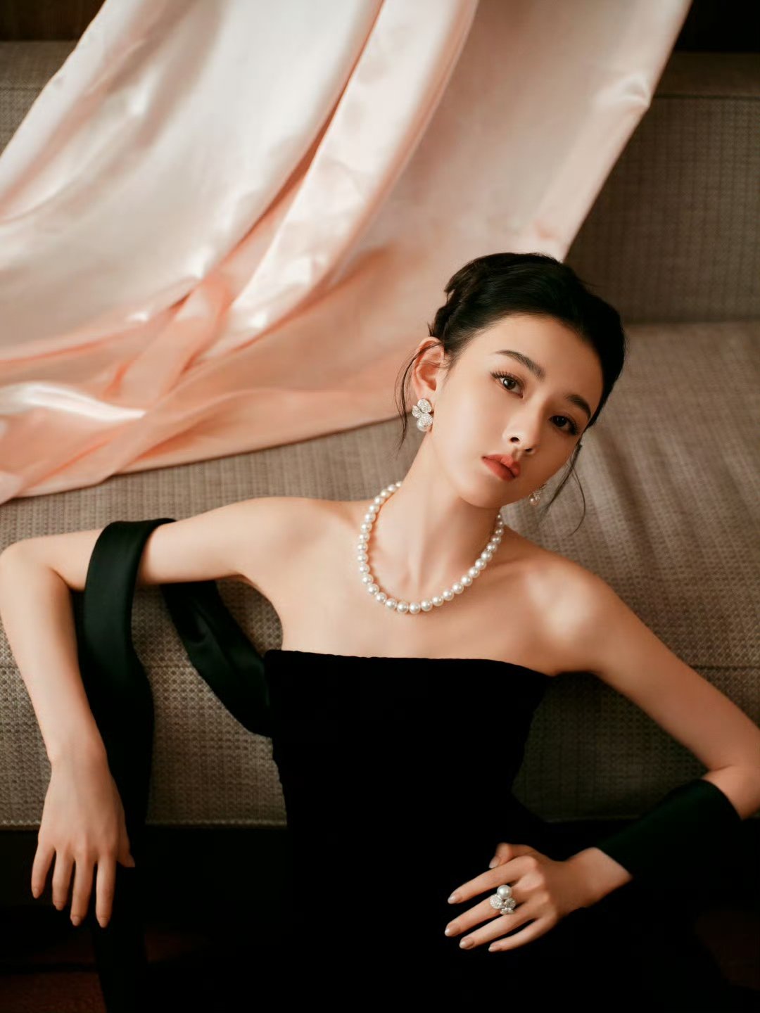 宋祖儿黑色抹胸裙宋祖儿盘发抹胸裙宋祖儿黑色抹胸裙宋祖儿[超