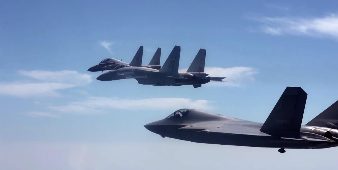 三款舰载机都弹射成功！所以美国的“福特号”拿什么和我们的“福建舰”比？“福特