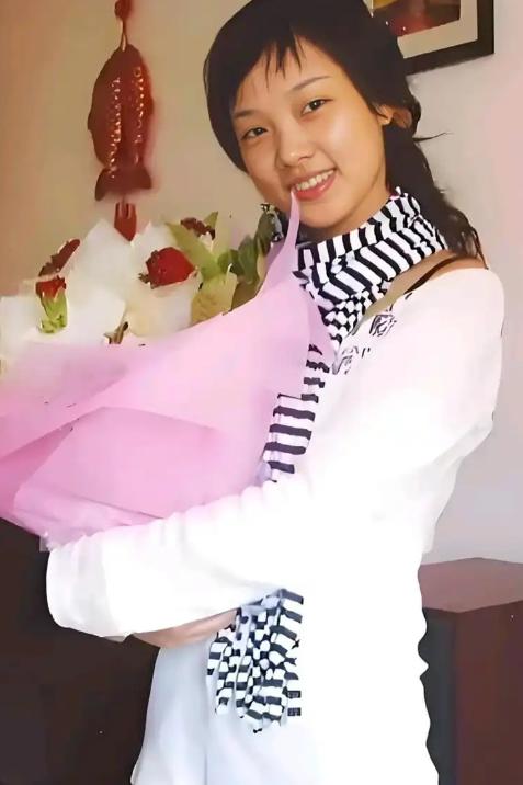 2008年汶川地震，26岁女教师袁文婷，用40秒跑赢死神，多次冲进教室救出13名