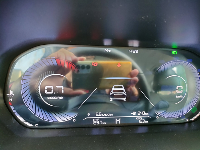 四代帝豪手动挡油耗刚提车时，油耗显示19.9，从店里开到家有十几公里，就降到了