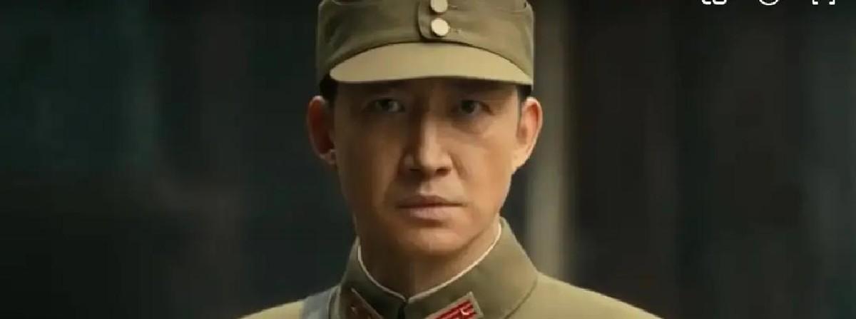 八千里路云和月把四个人塞进同一张饭桌。孟万福顶着假名带丁玉娇赴宴。张云魁牵着