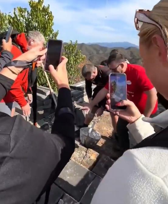 一群老外兴高采烈的找到了长城修理的地方，无人机运输砖块和水泥，用来修补长城！这群