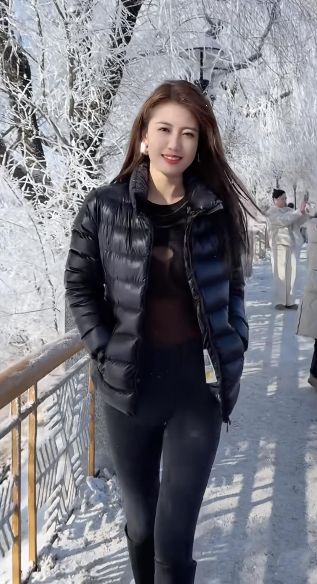 雪景美人笑，冬日暖阳下。