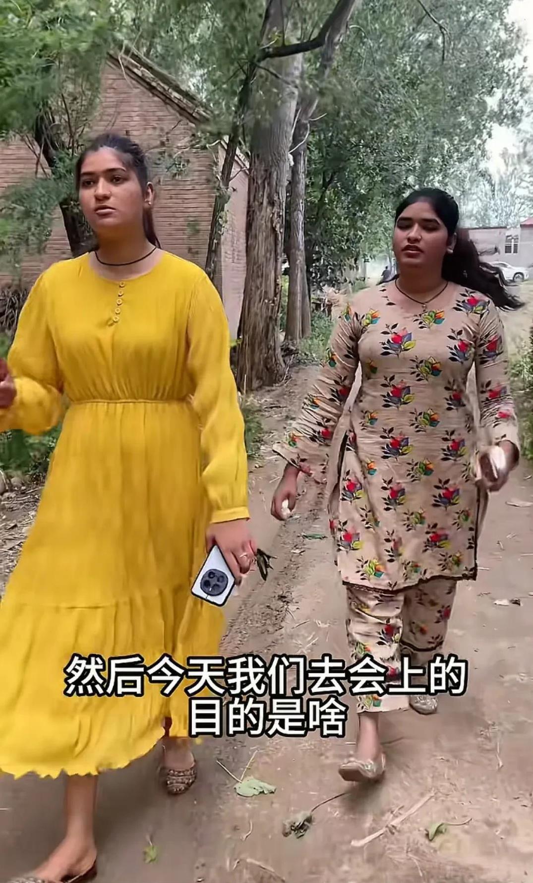 小王带小姨子在中国旅居这到底是好事还是坏事呢？今天镇上有会，佳音带着小妹出门逛