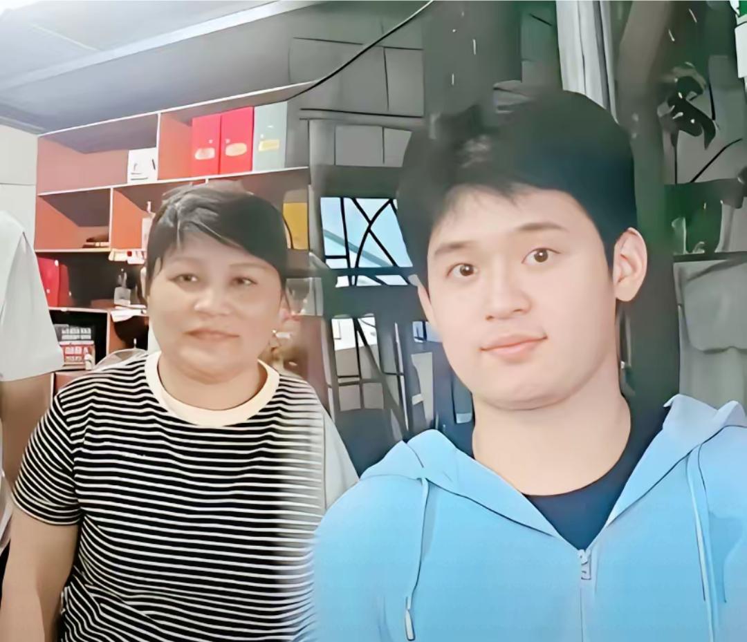 林诗栋亚运会夺冠后，妈妈面馆爆火。林诗栋在古木屋亚运会荣获3金，他还没回家，妈