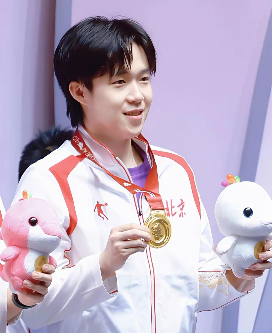 阳光般温暖的男孩王楚钦就是一个有责任有担当的铁血男儿，胜不骄败不馁。在国兵危难