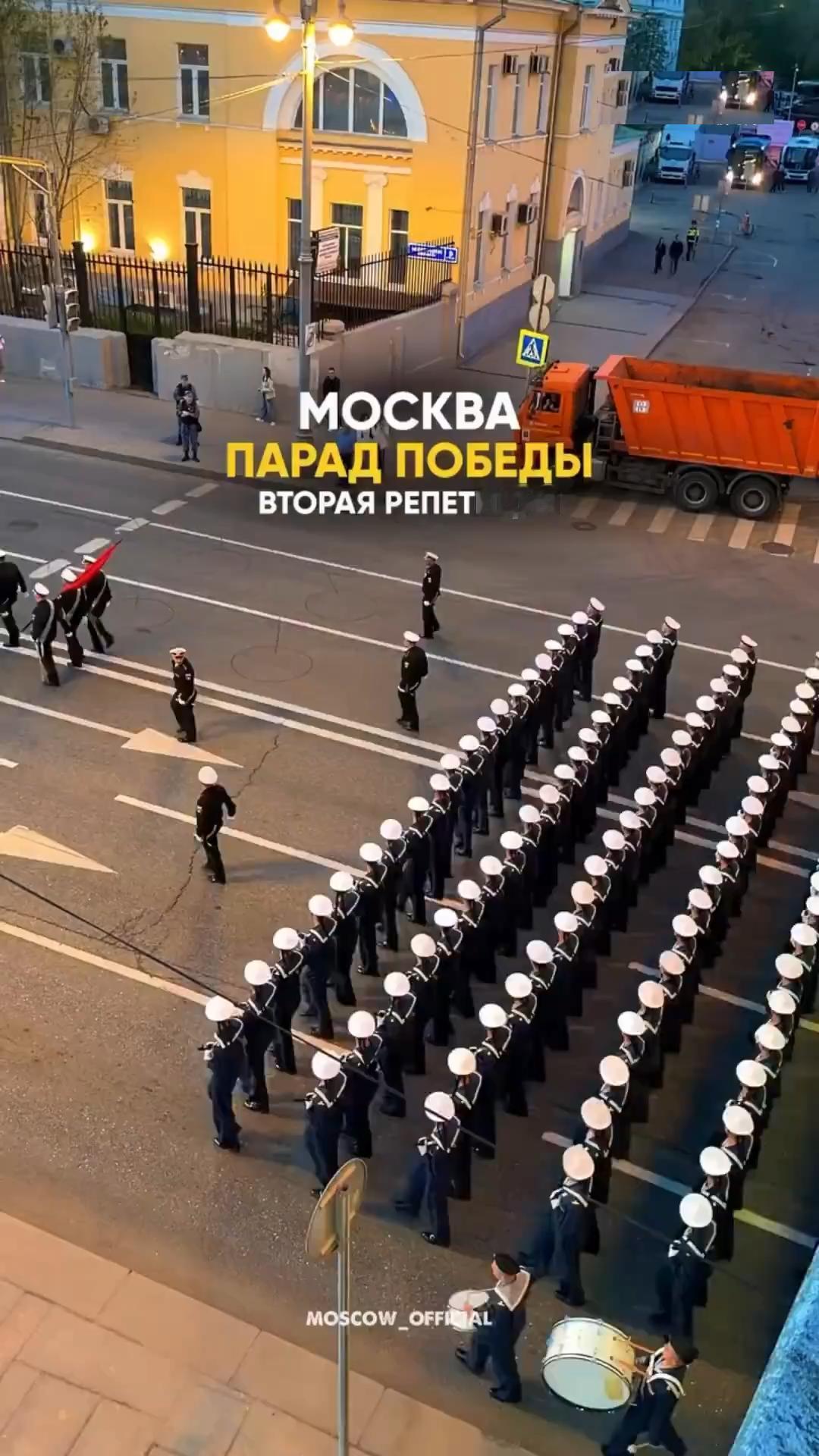 夜晚，红场阅兵突击彩排了！面对乌克兰炮击笼罩下，没有装甲部队！5月5日晚，乌克