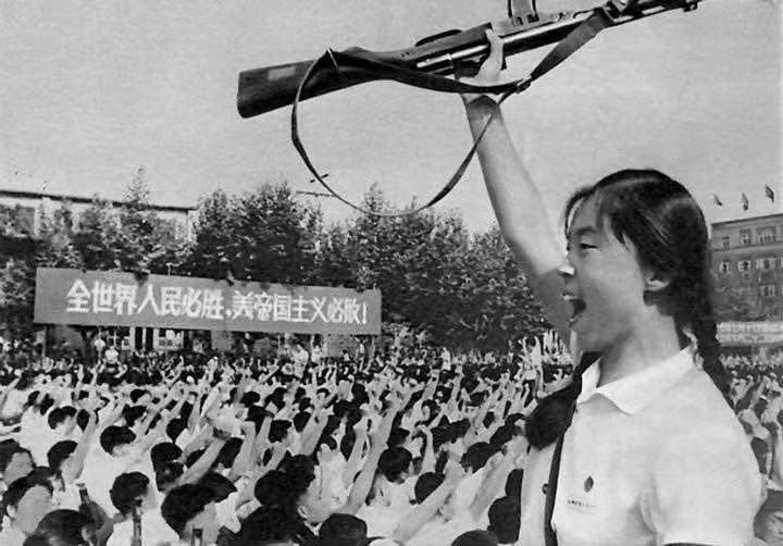 图一，我们民兵举起的是什么型号步枪？那时候是名副其实的全民练兵！图二：应该是