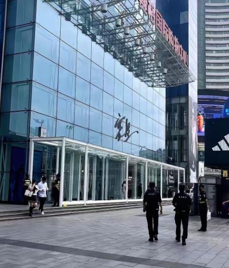 西安赛格国际购物中心最近的一则官方声明，让一起围绕商户经营行为的争议再次进入公众