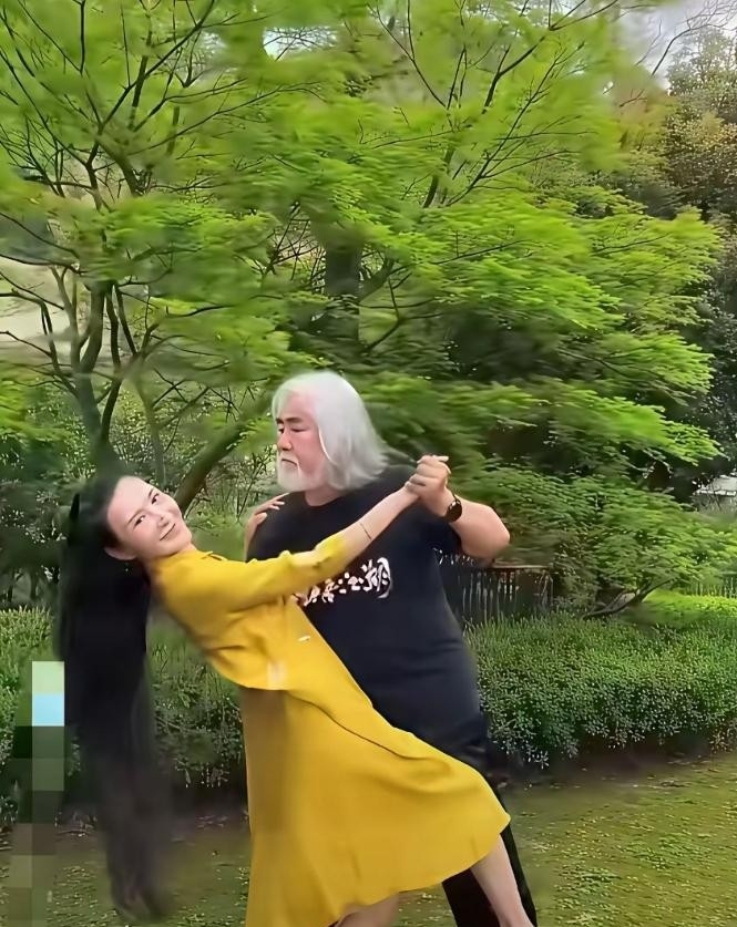 70多岁的张纪中还在镜头前卖力讨娇妻欢心，这股子折腾劲儿，真让不少年轻人自愧不如。满头白发的大导演，