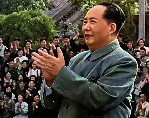 毛主席拍拍手，与大家同欢乐！