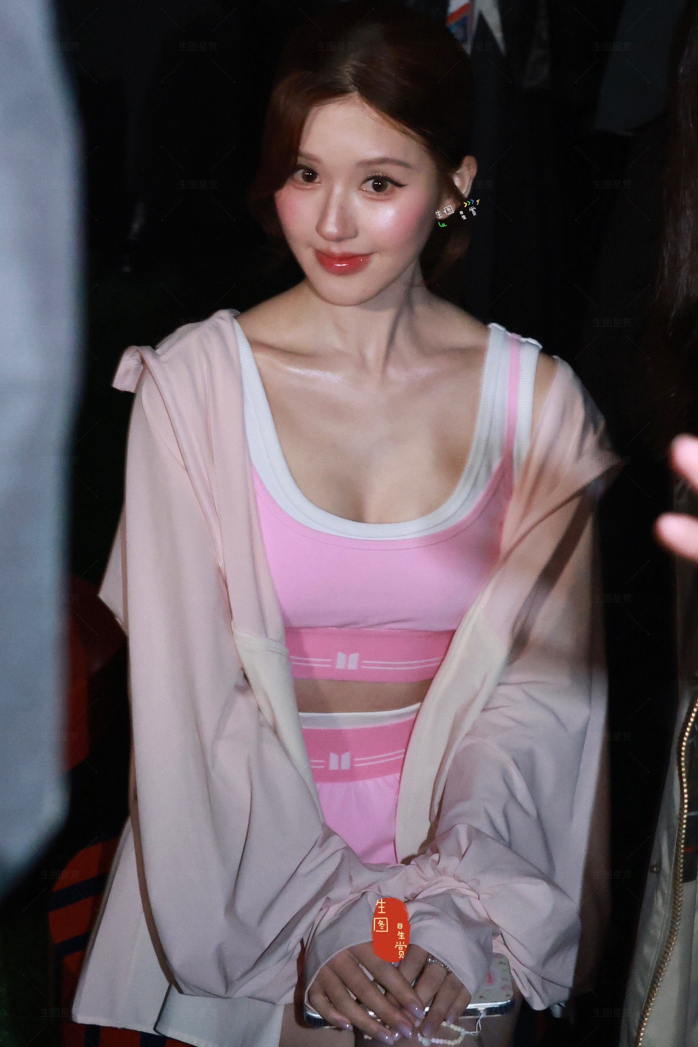 赵露思上海时装周看秀元气美宝，春天里最亮的一抹粉🌸💋许我耀眼腾讯热度破320