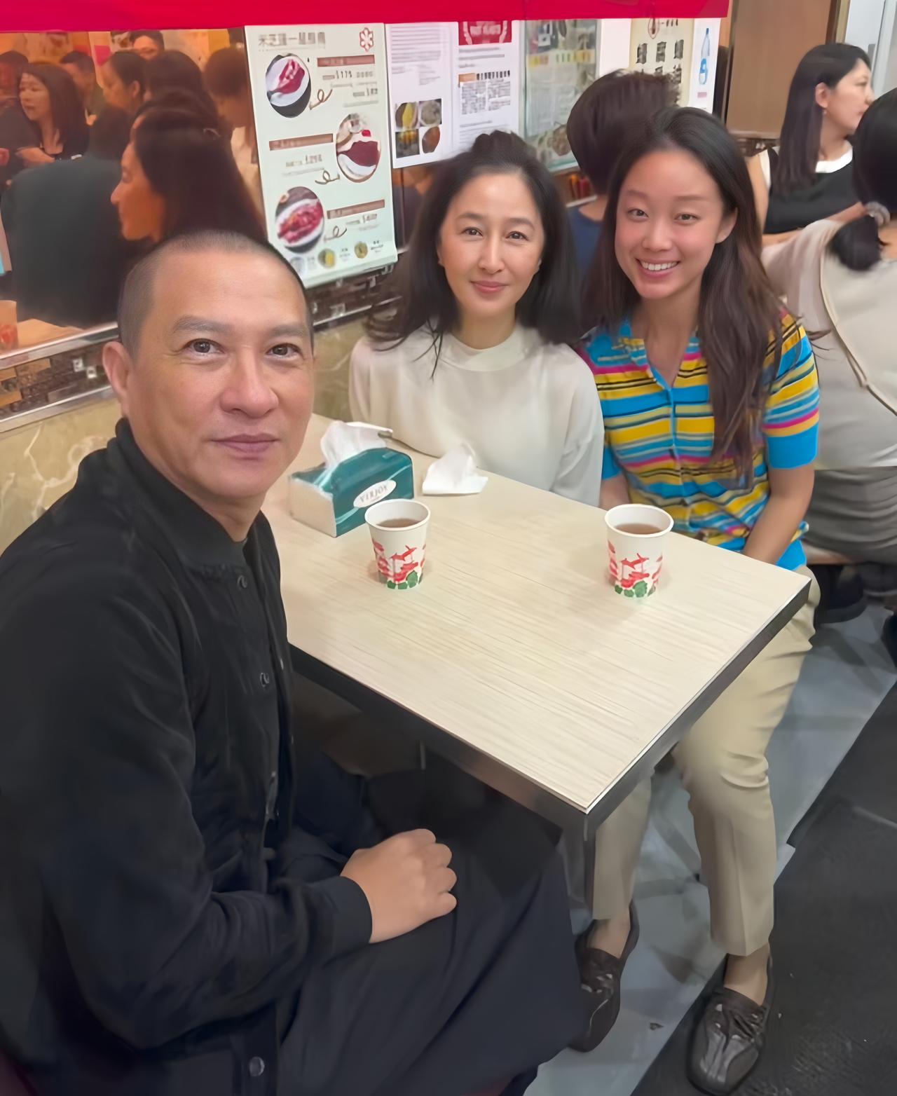 张家辉和老婆关咏荷现身香港一家餐馆吃饭，夫妻俩穿衣打扮低调朴素，甚至脸上都没有化