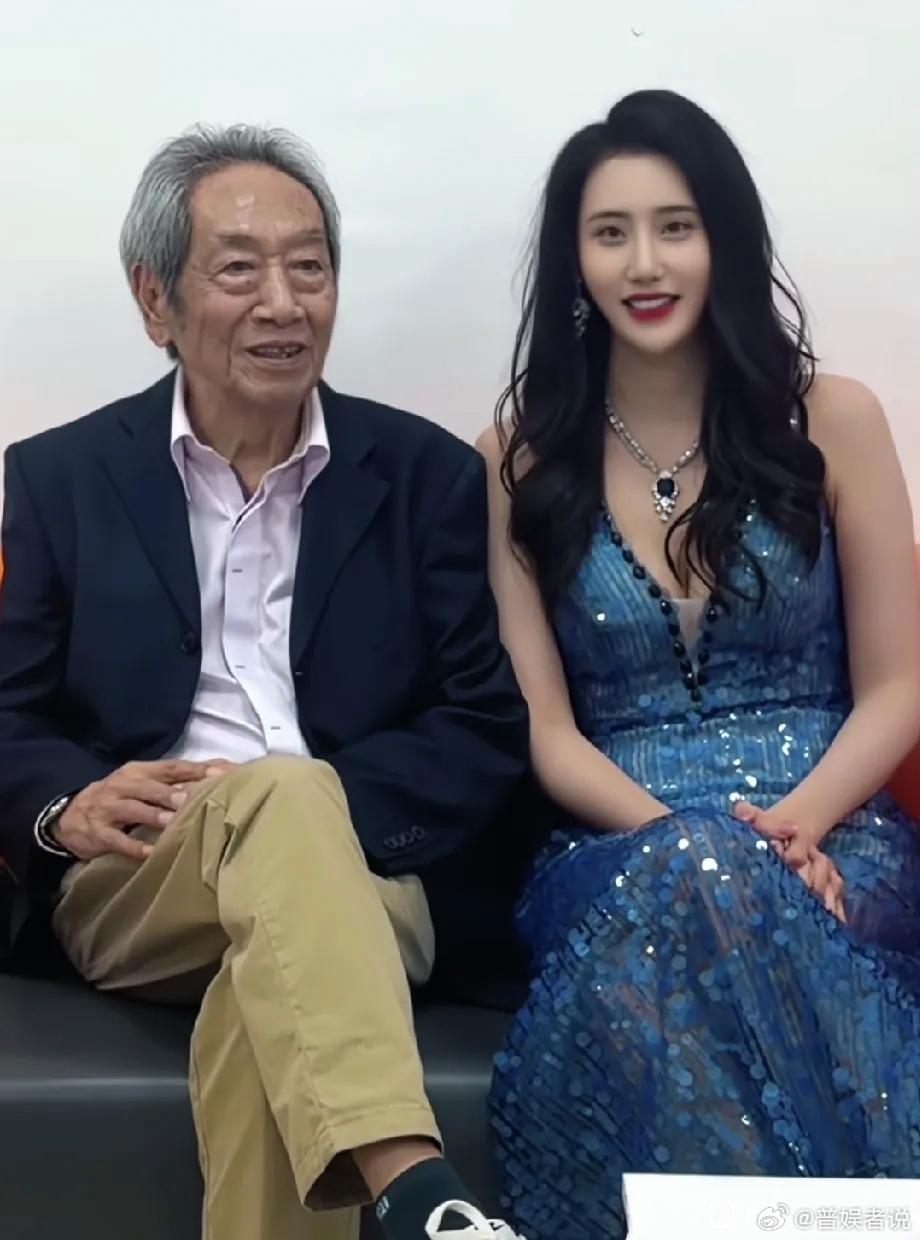 王奎荣80岁了，本是退休的年龄安享晚年，还要接戏补贴家用！老婆饶芯语比王奎荣小3