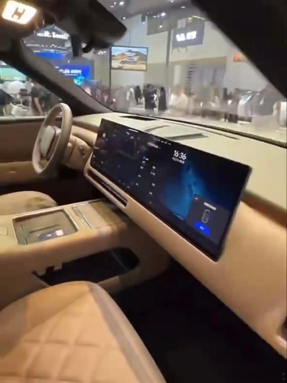 理想L9Livis水管爆了看起来是在车展上直接被人拉门了前排双连屏变成一体大屏