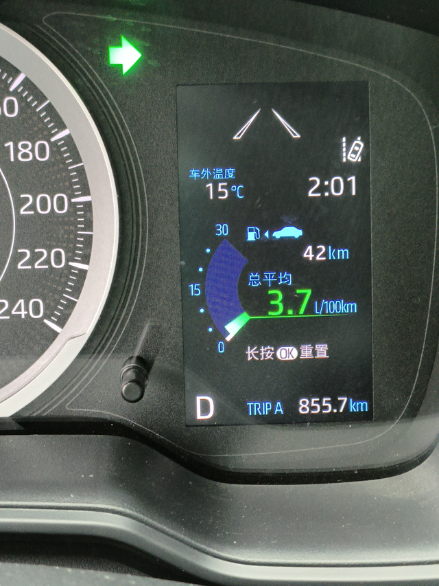 卡罗拉1.5油耗，一箱油跑900km，还有部分在县城和山路，如果纯跑高速或者国