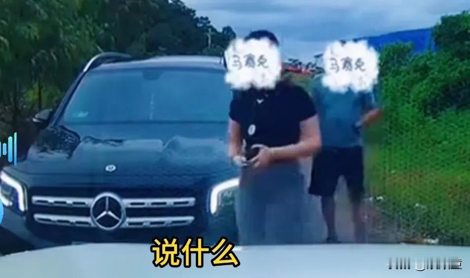 亮证姐火了之后，很多人好奇她手中亮出的是什么证？这么大影响力。如果是公职人员，