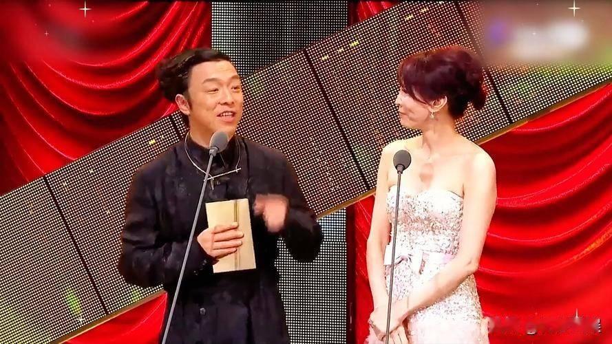 黄渤高情商回怼蔡康永当年金马奖，黄渤上台颁奖，蔡康永当场插话：“黄渤，这是我家，
