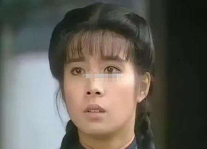 琼瑶选女主，第一条是禁止“太漂亮”。​她只用一种脸：苦瓜脸。岳翎就是模板——眉