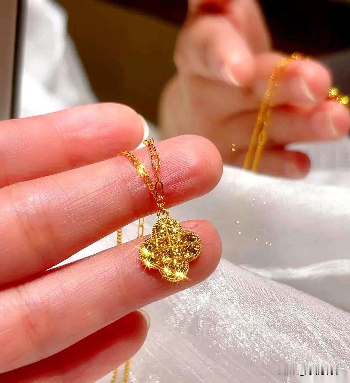 跟一位在水贝做了十年黄金生意的老师傅聊天。他指着柜台里新到的周大福传承系列直