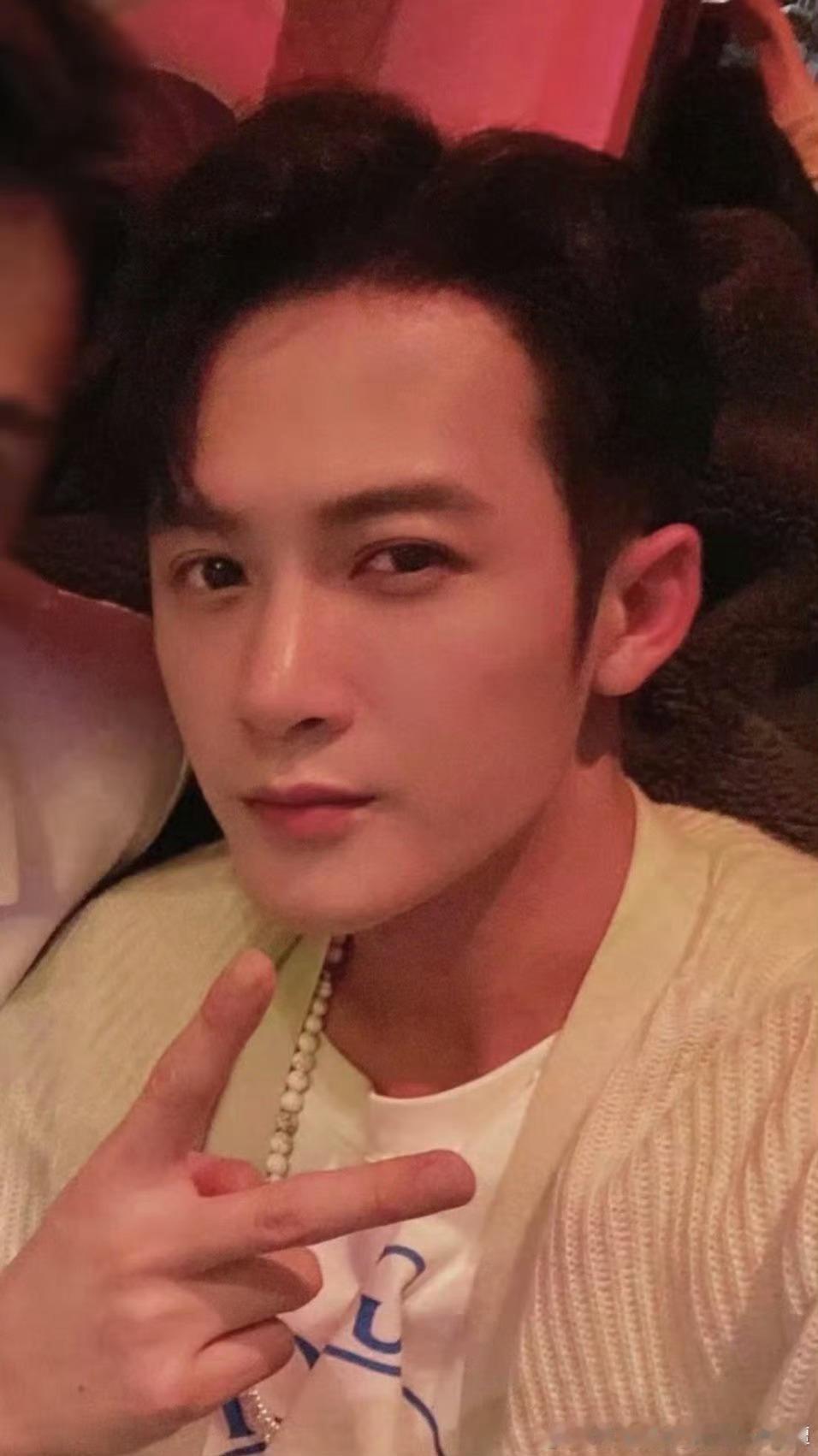 檀健次爱情有烟火李亦非檀健次李亦非天呐，第一次见合影他俩啥时候认识的据说小爱火