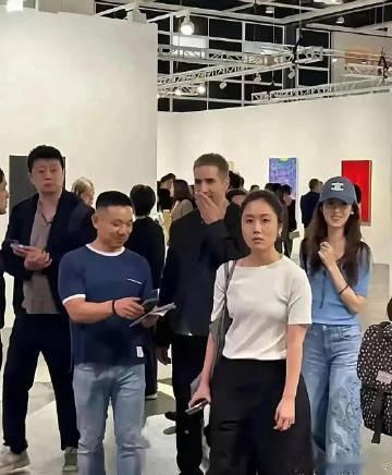路人随手‎⁠⁠拍到章泽天，颜⁠‎值依然很能打‎。