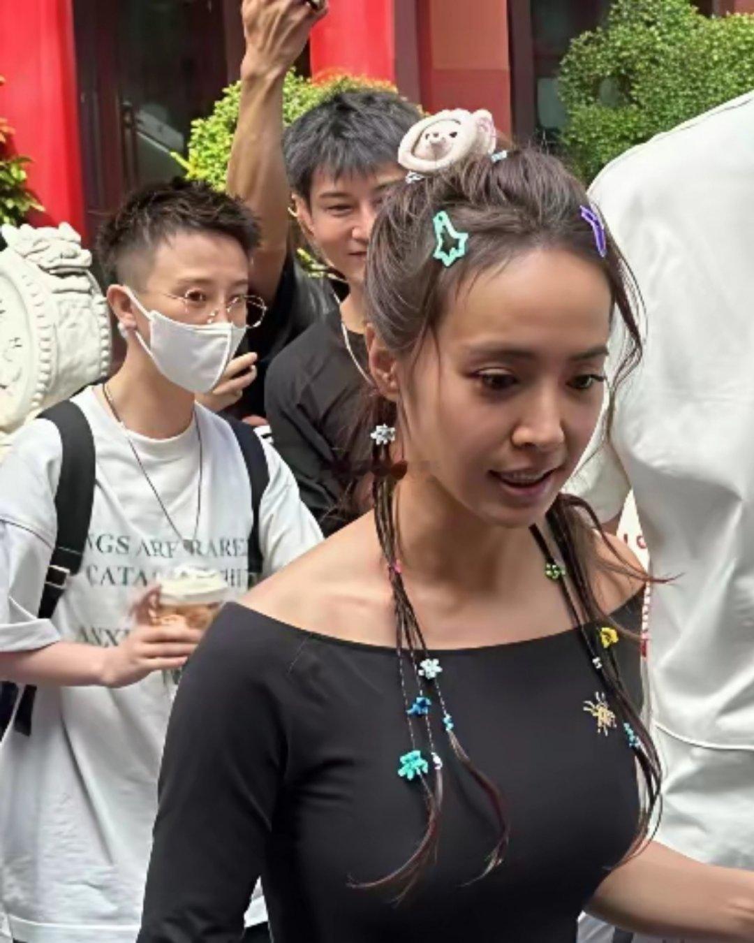 年近50还跟少女一样，周杰伦不后悔我不信。